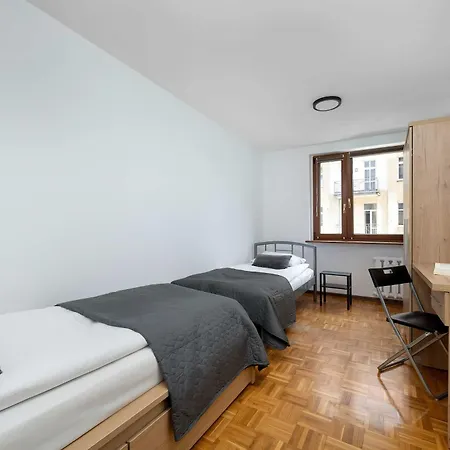 Spacious In Center With Balcony And Desk By Renters Βρότσλαβ