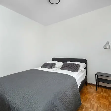 Spacious In Center With Balcony And Desk By Renters Διαμέρισμα *