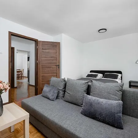 Spacious In Center With Balcony And Desk By Renters Διαμέρισμα
