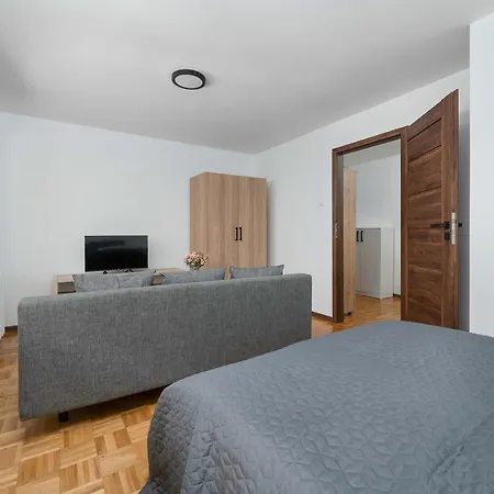 Spacious In Center With Balcony And Desk By Renters Βρότσλαβ