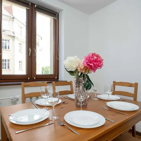 Spacious In Center With Balcony And Desk By Renters Διαμέρισμα