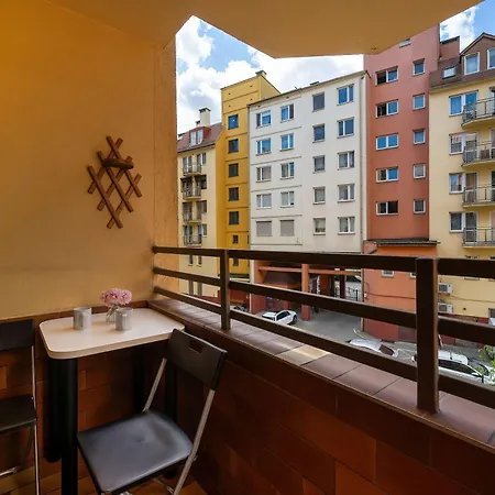 Spacious In Center With Balcony And Desk By Renters Διαμέρισμα Βρότσλαβ