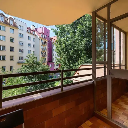 Spacious In Center With Balcony And Desk By Renters Διαμέρισμα *